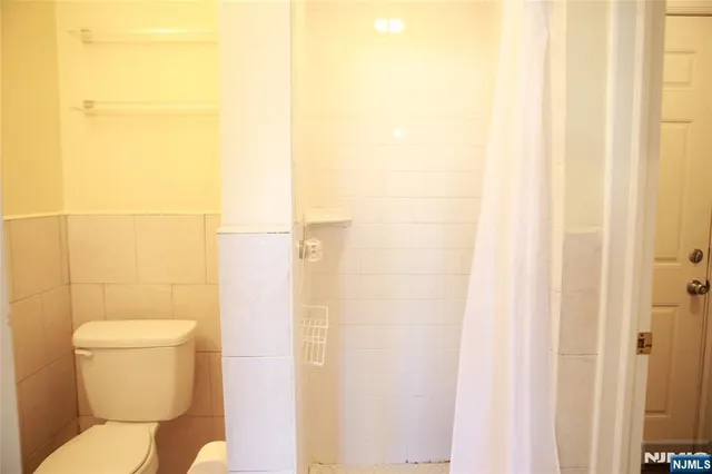 $3,200 | 2 Harvey Avenue, Unit A, Rochelle Park, NJ 07662