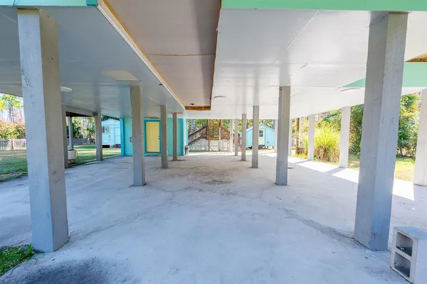 a view of livingroom with furniture