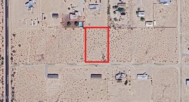 a view of a dry backyard of a house