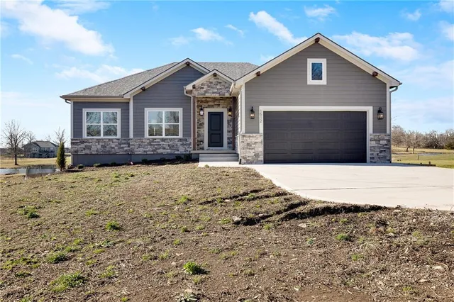 $532,900 | 1512 Country Club Drive, Pleasant Hill, MO 64080