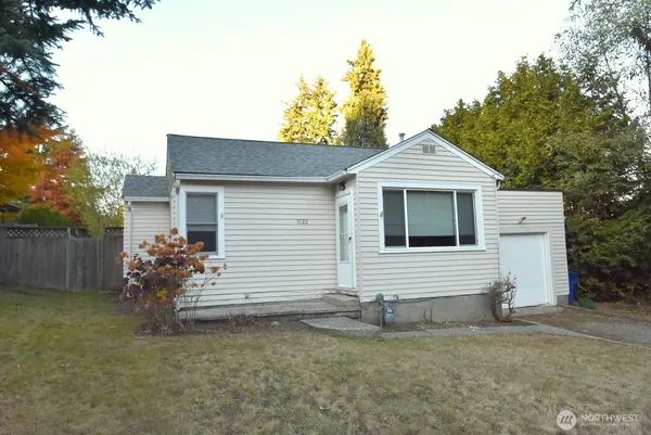 $2,200 | 5522 Northeast 193rd Street, Lake Forest Park, WA 98155