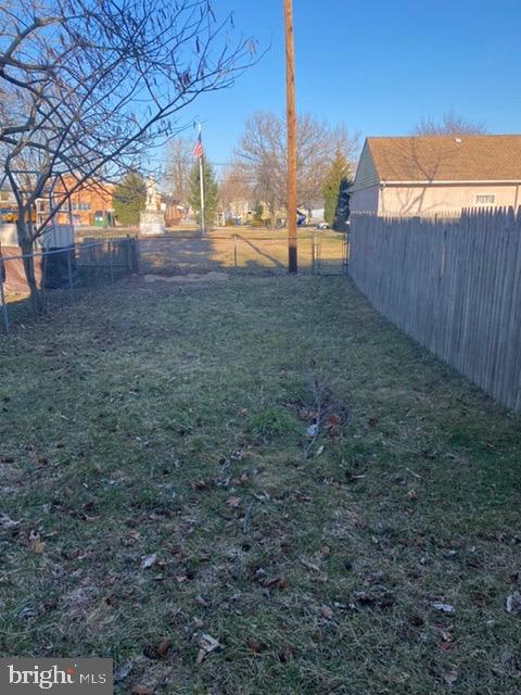640 Manor Road Beverly, NJ 08010 - Photo 21 of 22 a view of a yard with an tree