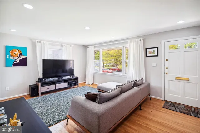 $1,100 | 5907 85th Place, New Carrollton, MD 20784