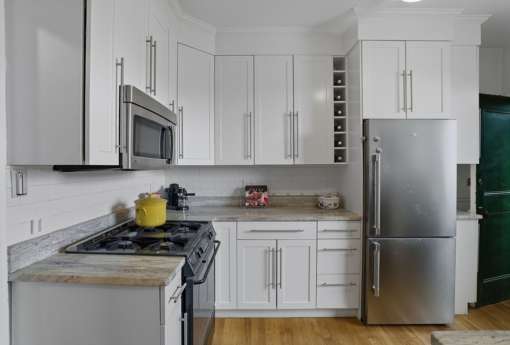 61 Thatcher Street, Unit 6 Brookline, MA 02446 - Photo 6 of 24