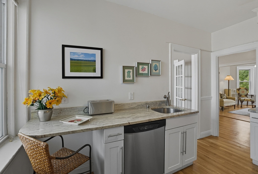 61 Thatcher Street, Unit 6 Brookline, MA 02446 - Photo 7 of 24