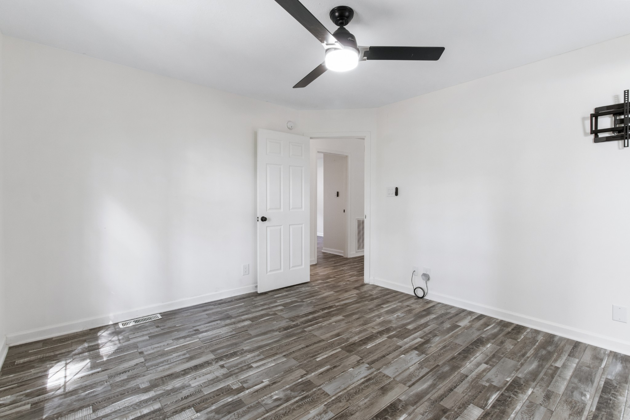1760 Hazelwood Road Clarksville, TN 37040 - Photo 20 of 34 a view of room with hardwood floor and ceiling fan