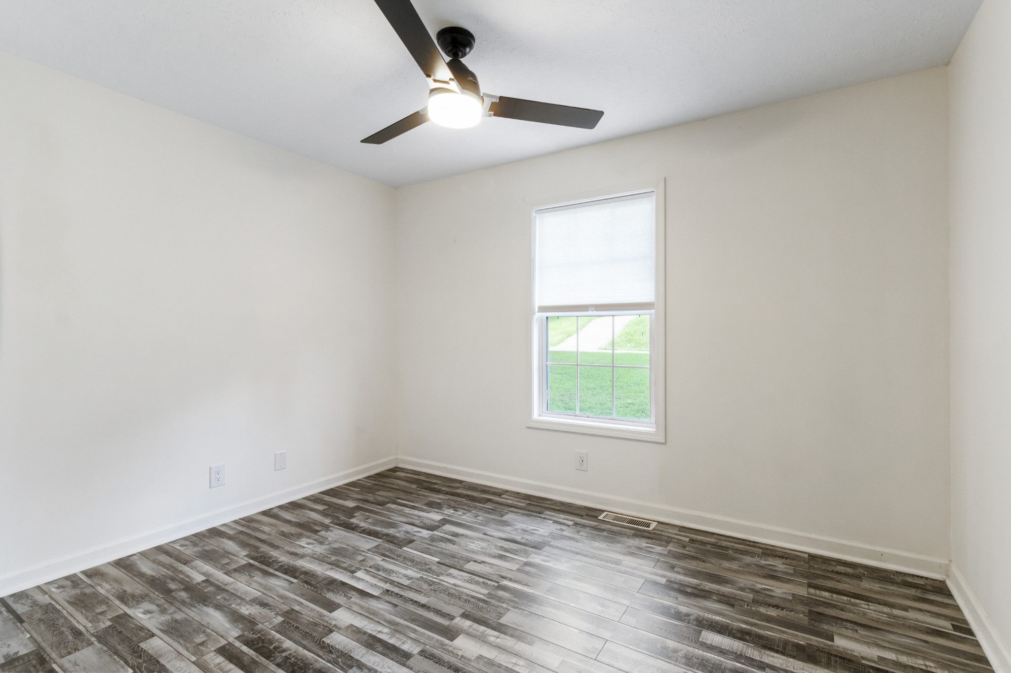 1760 Hazelwood Road Clarksville, TN 37040 - Photo 25 of 34 an empty room with a window