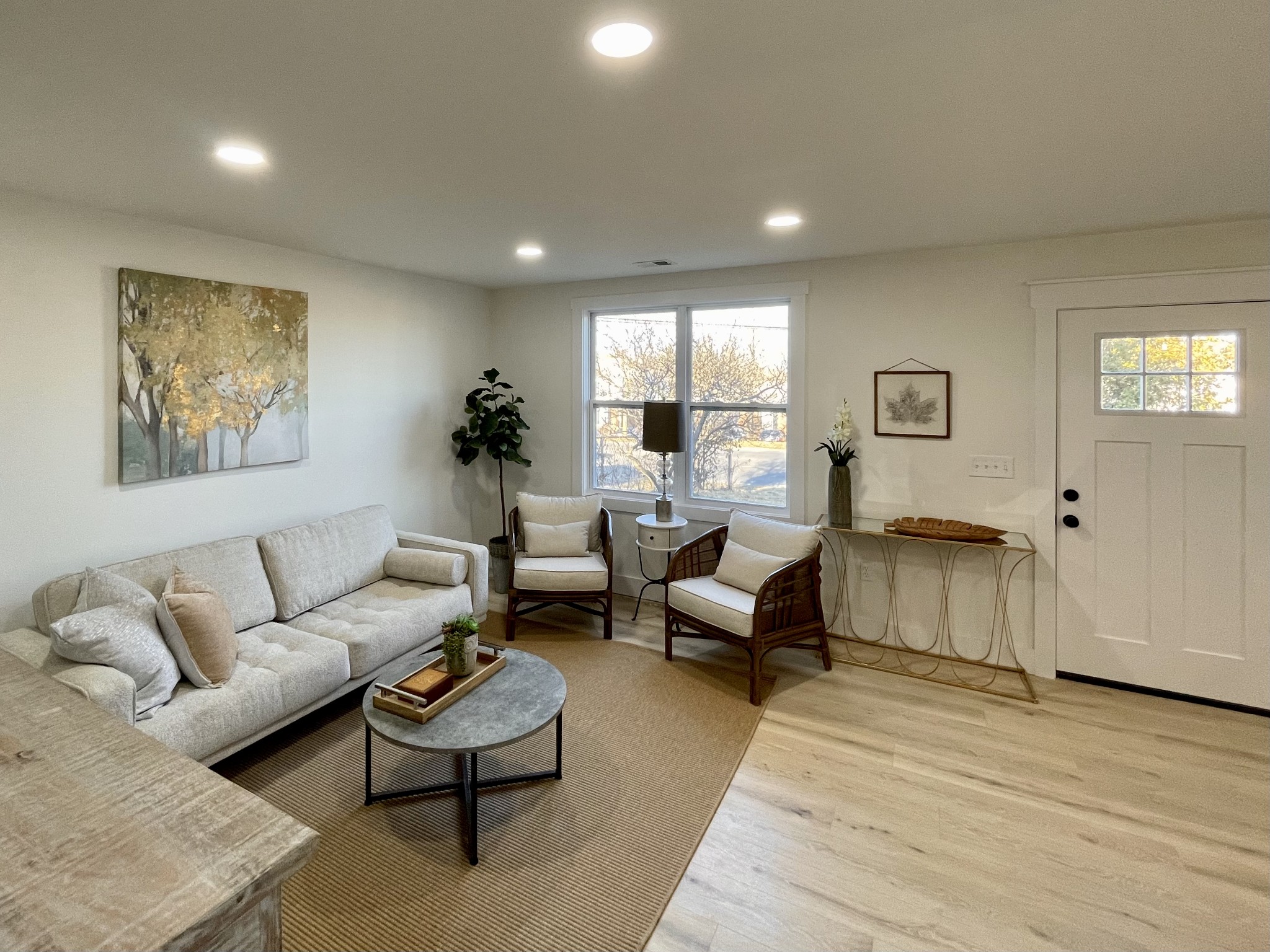 1056 Cheyenne Boulevard Madison, TN 37115 - Photo 5 of 11 a living room with furniture and a wooden floor