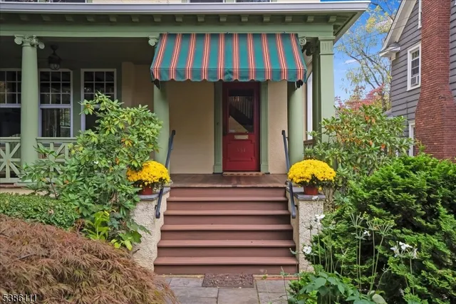 a view of a bird house