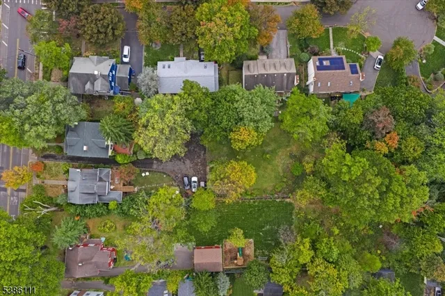 a black and white photo of a room