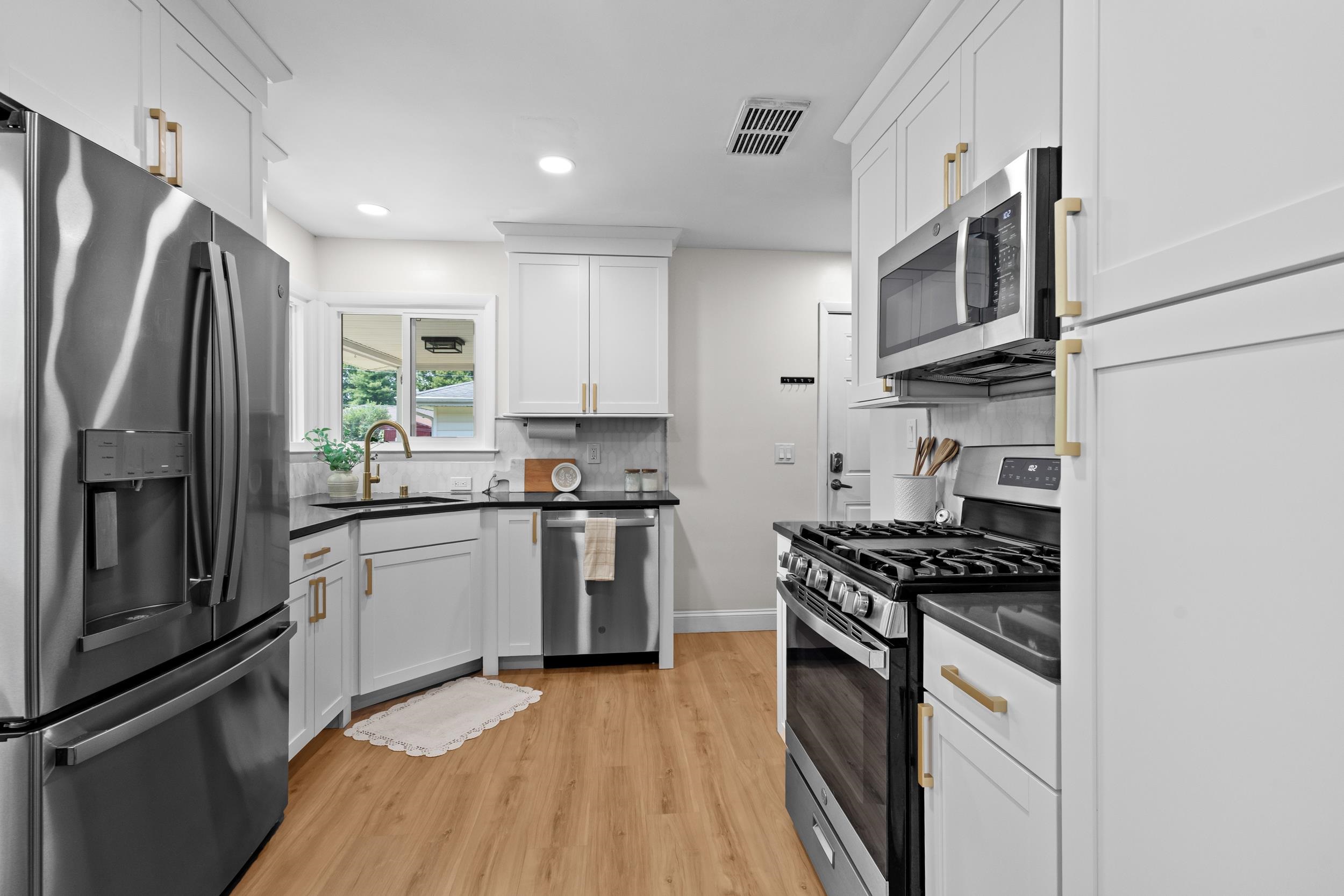 4013 Duke Street Madison, WI 53704 - Photo 7 of 37 Gallery Image 7