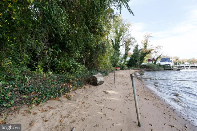 a view of an outdoor space with sitting area