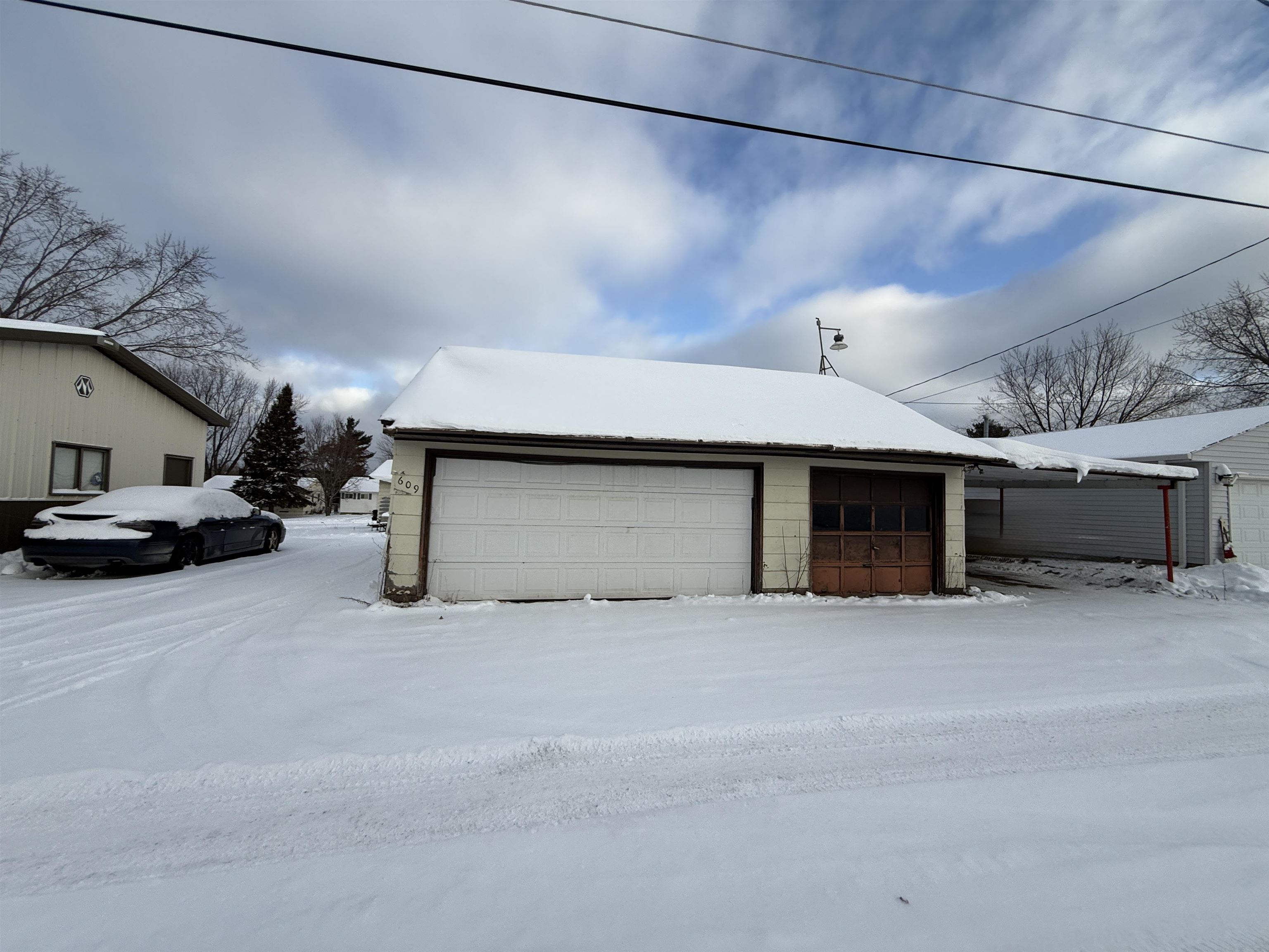 609 8th Street Northwest Chisholm, MN 55719 - Photo 5 of 26 View of snow covered garage