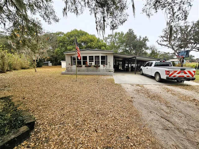 a view of a yard in front of house