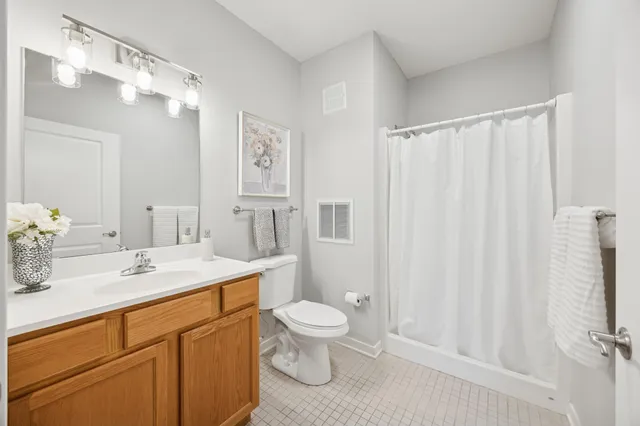 $279,500 | 619 Southeast 8th Street, Unit 303, Minneapolis, MN 55414