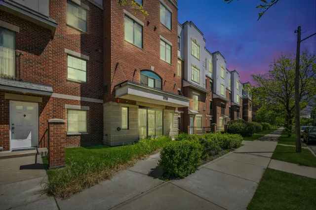 $279,500 | 619 Southeast 8th Street, Unit 303, Minneapolis, MN 55414