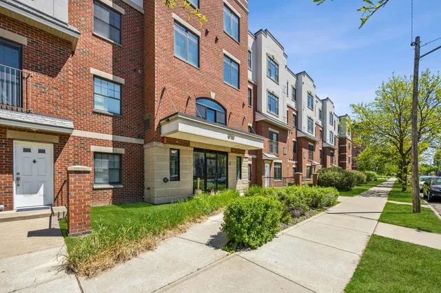 $279,500 | 619 Southeast 8th Street, Unit 303, Minneapolis, MN 55414