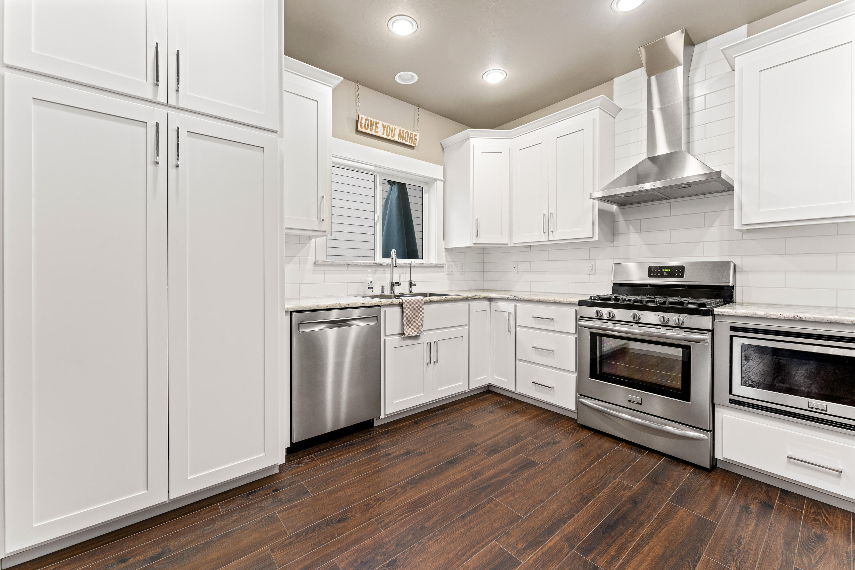 1184 Boulder Ridge Street Central Point, OR 97502 - Photo 6 of 26 Kitchen