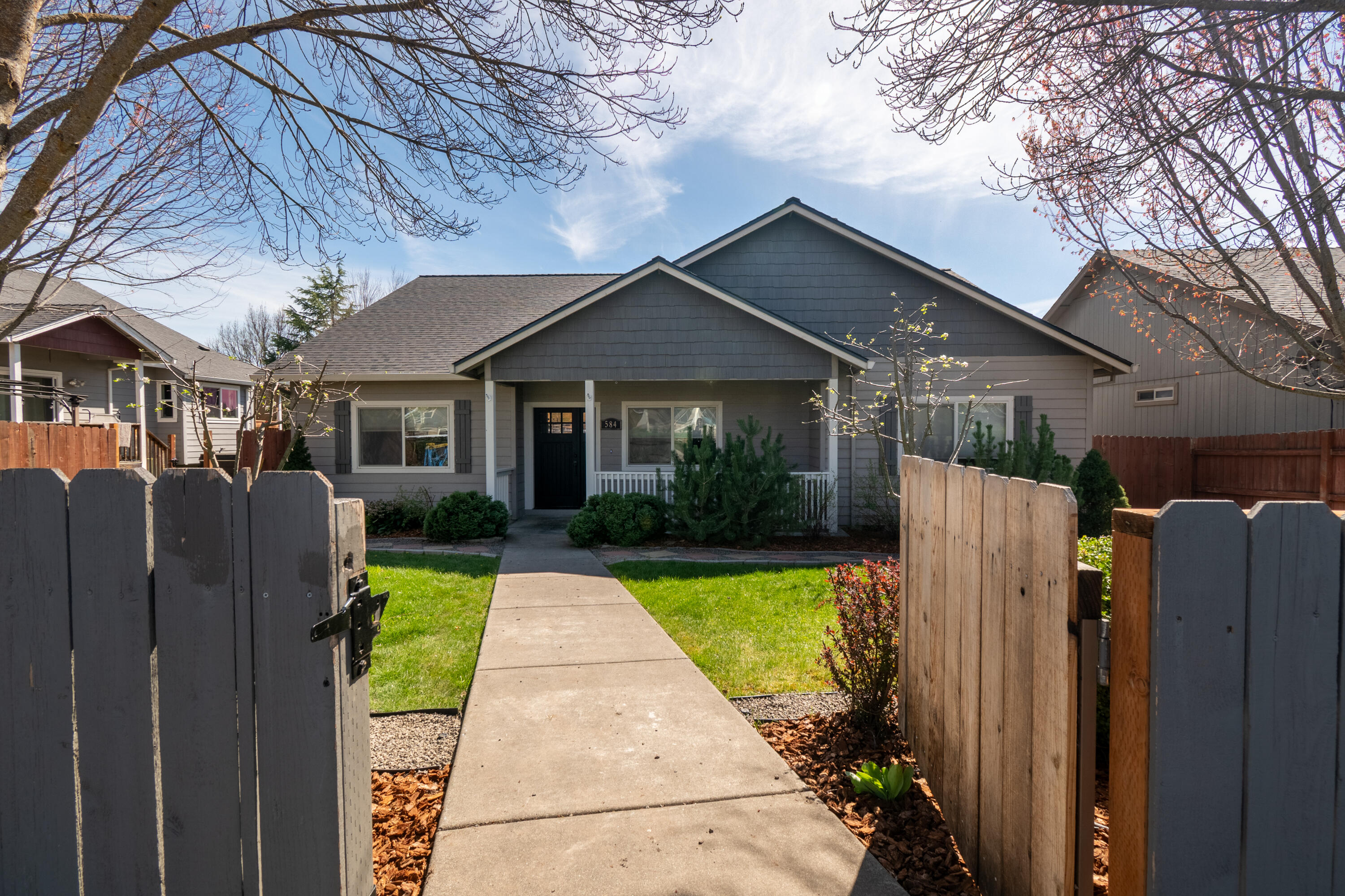 584 Barton Road Eagle Point, OR 97524 - Photo 2 of 30 01-1