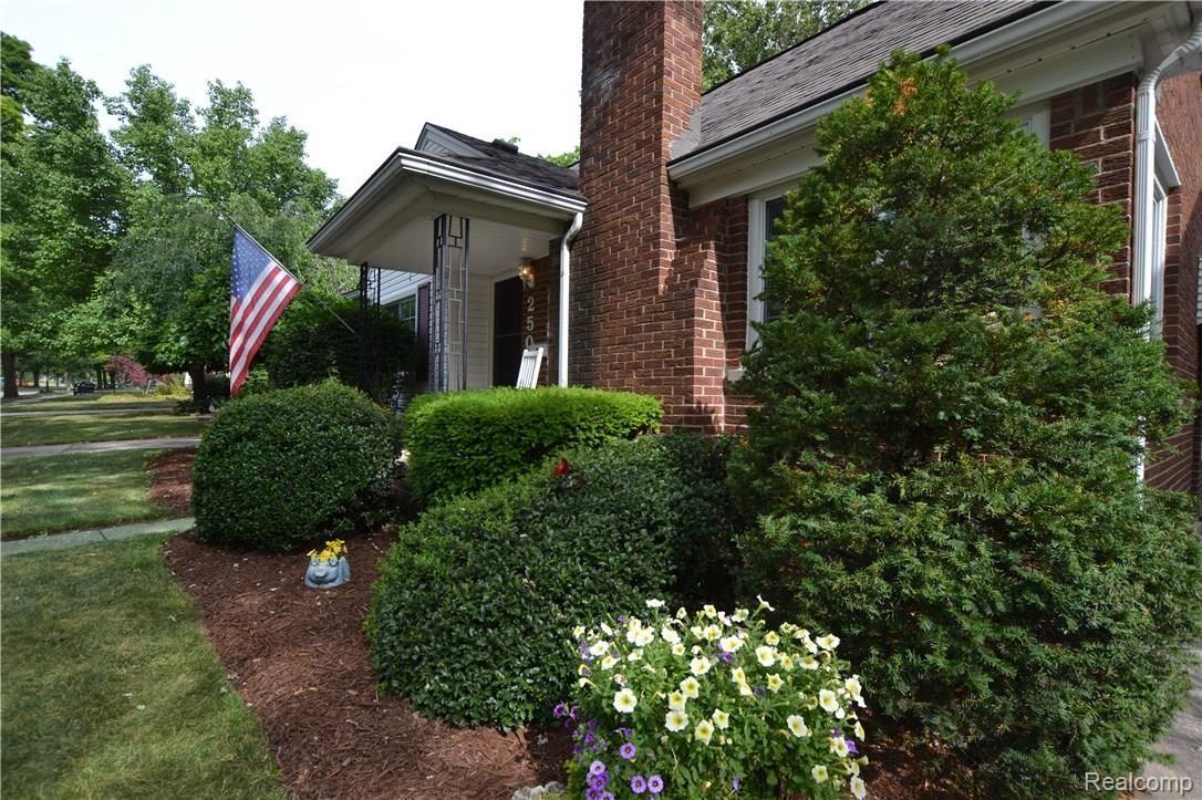 2507 Windemere Road Birmingham, MI 48009 - Photo 4 of 27 Lovely Landscape