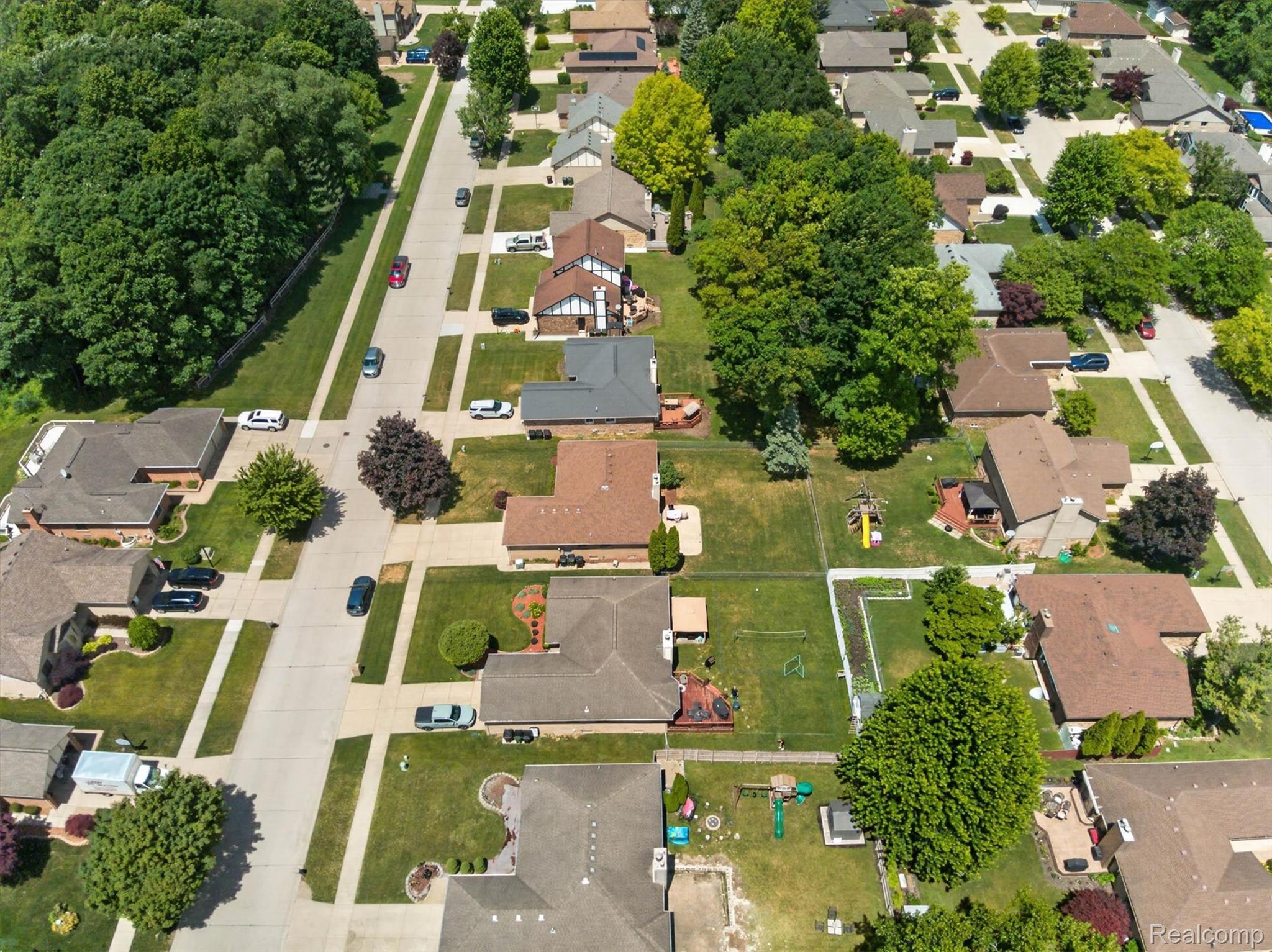 46362 Springhill Drive Utica, MI 48317 - Photo 47 of 59 Aerial perspective showcasing a residential neighborhood with individual properties featuring mature landscaping, paved streets, and manicured lawns