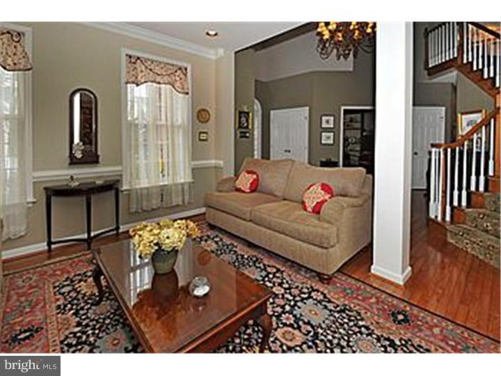 552 Exeter Court Ambler, PA 19002 - Photo 5 of 25 Living Room