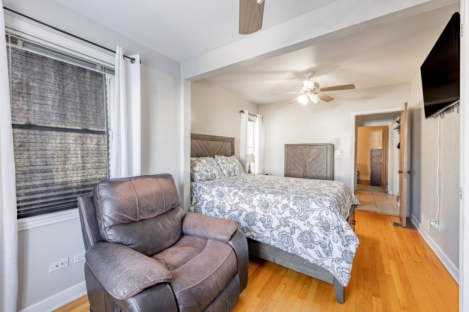 5026 West Addison Street Chicago, IL 60641 - Photo 16 of 34 a living room with furniture and a flat screen tv