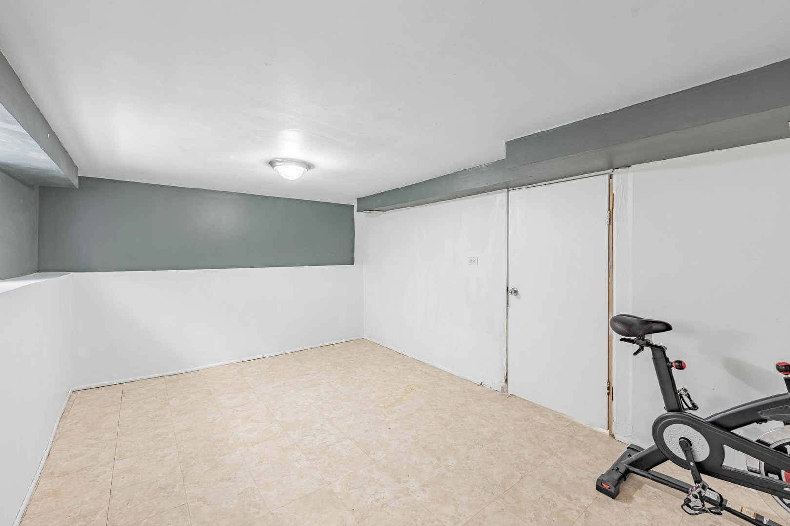 5026 West Addison Street Chicago, IL 60641 - Photo 29 of 34 a view of a room with gym equipment