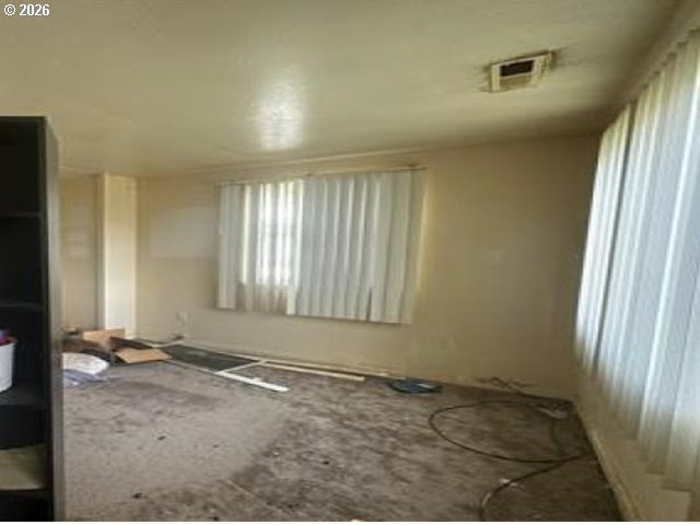 968 South 1st Street Union, OR 97883 - Photo 4 of 8 an empty room with windows