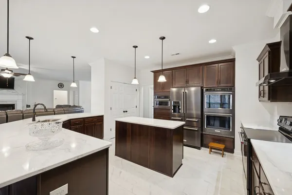 a view of a livingroom with furniture and a ceiling fan