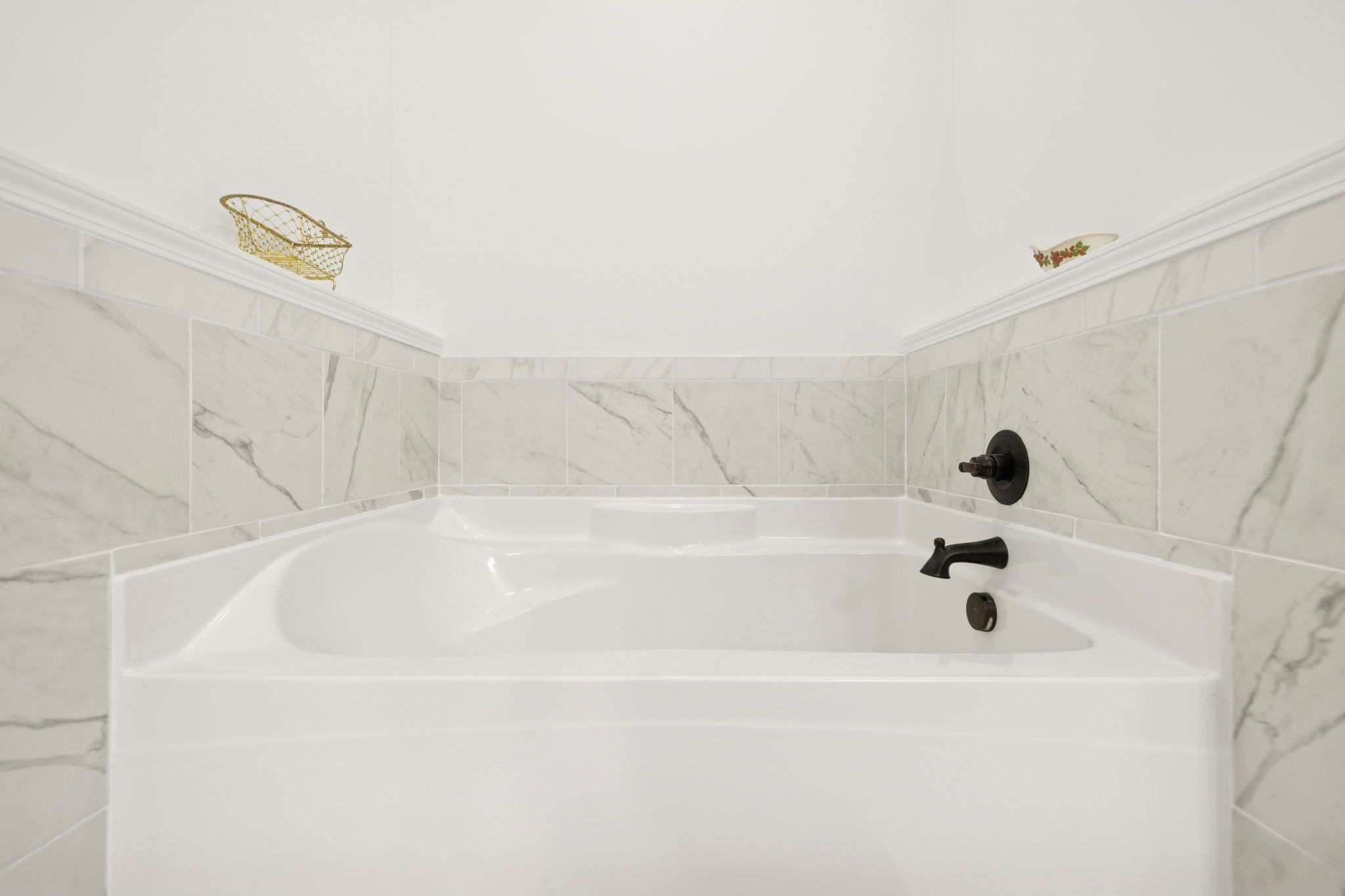 926 Monteagle Falls Road Monteagle, TN 37356 - Photo 13 of 30 a bathroom with a bathtub