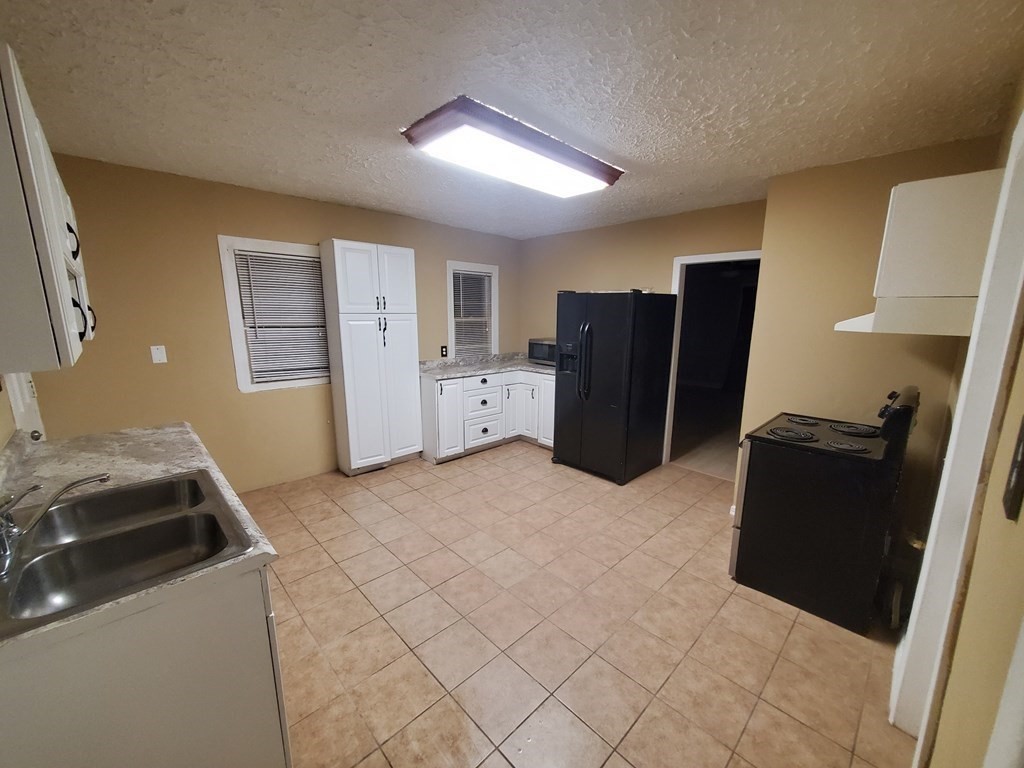 93-95 Edgewood Street Springfield, MA 01109 - Photo 8 of 12 Gallery Image 8