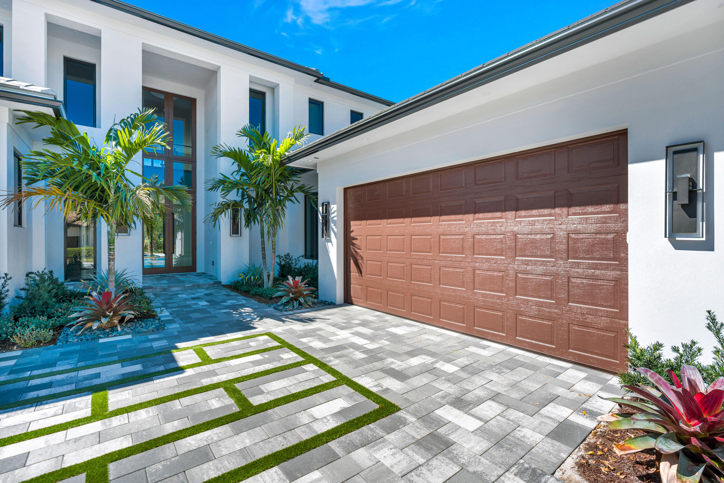 112 Regatta Drive Jupiter, FL 33477 - Photo 3 of 85 Large Motor Court