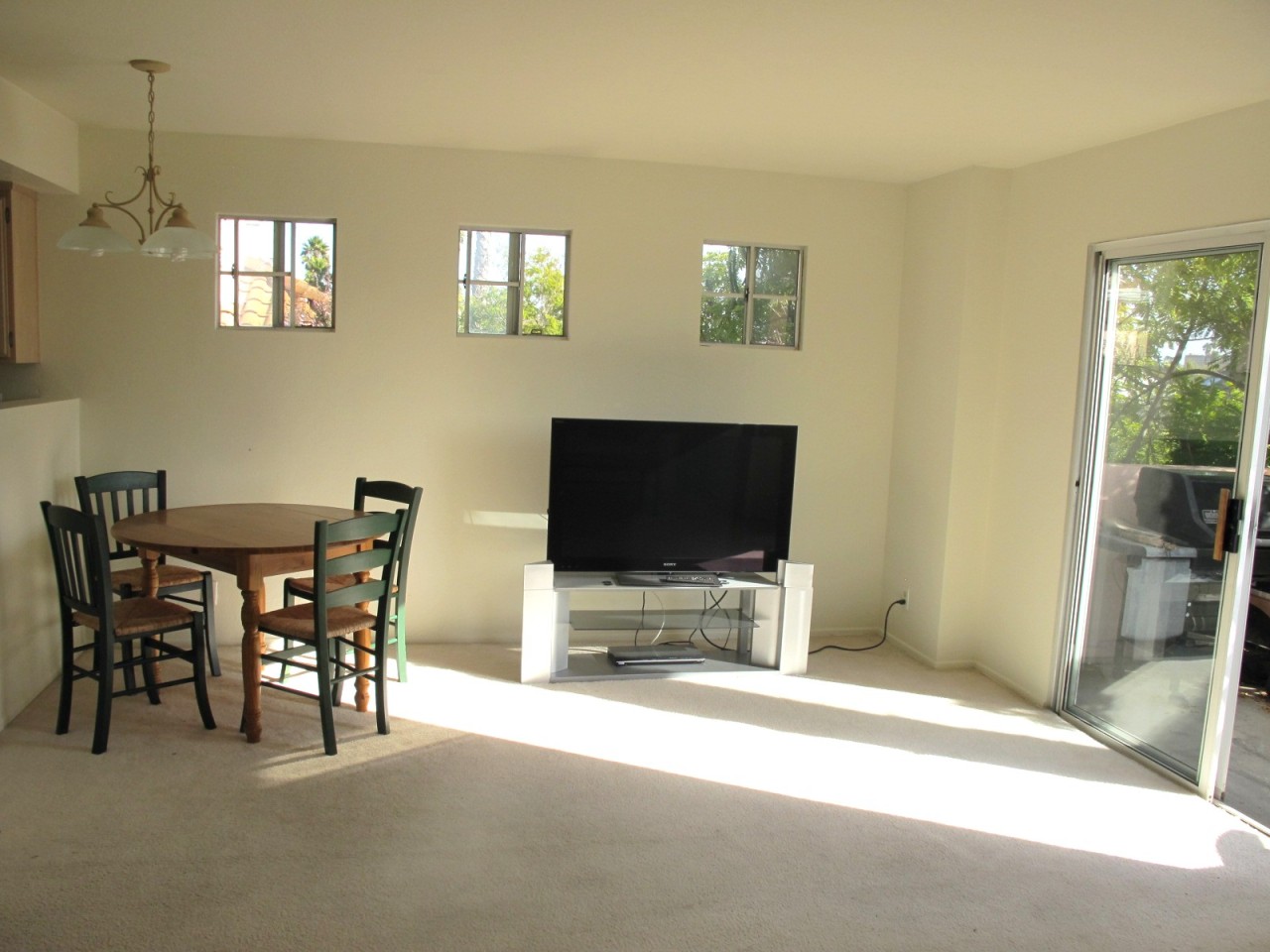 7142 Phelps Road Goleta, CA 93117 - Photo 4 of 7 Living/Dining Area