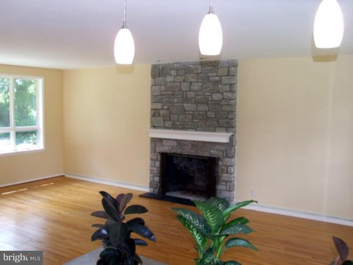 246 Keller Road Berwyn, PA 19312 - Photo 7 of 25 Living Room