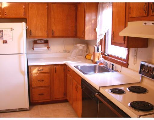 221 Wyngate Road Coraopolis, PA 15108 - Photo 5 of 8 Kitchen.