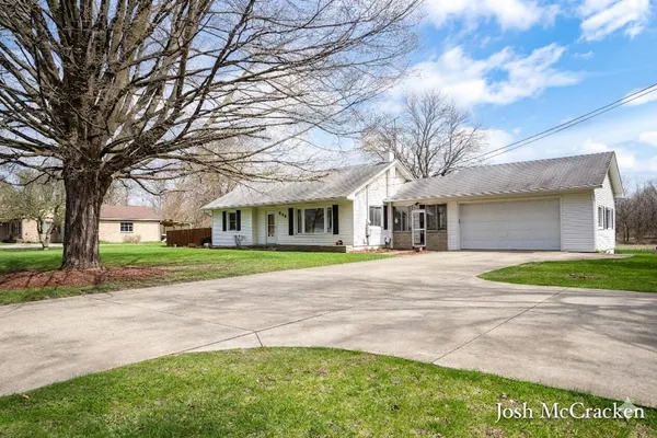 $374,900 | 846 Lincoln Lake Avenue Southeast, Lowell, MI 49331