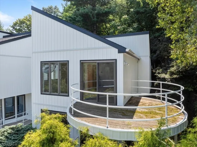 a view of a house with backyard
