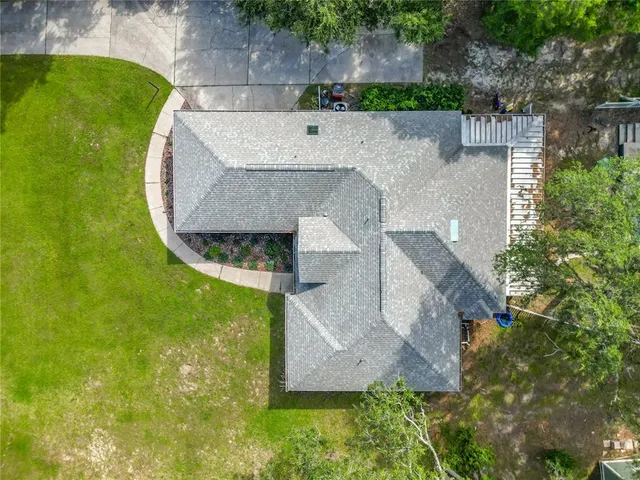 a view of a yard with a house