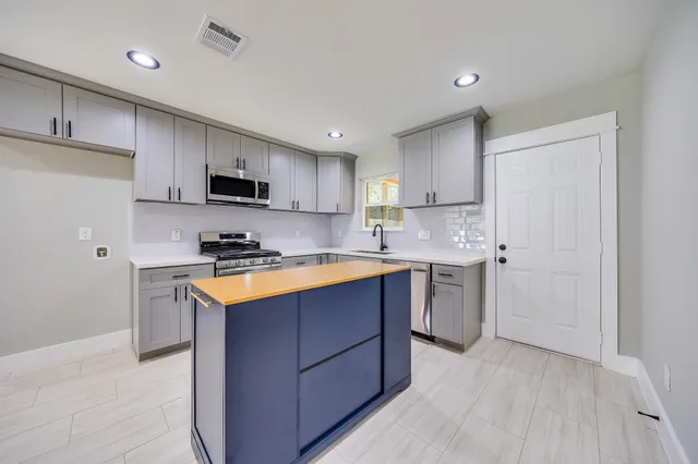 $2,200 | 6201 Carew Street, Houston, TX 77074