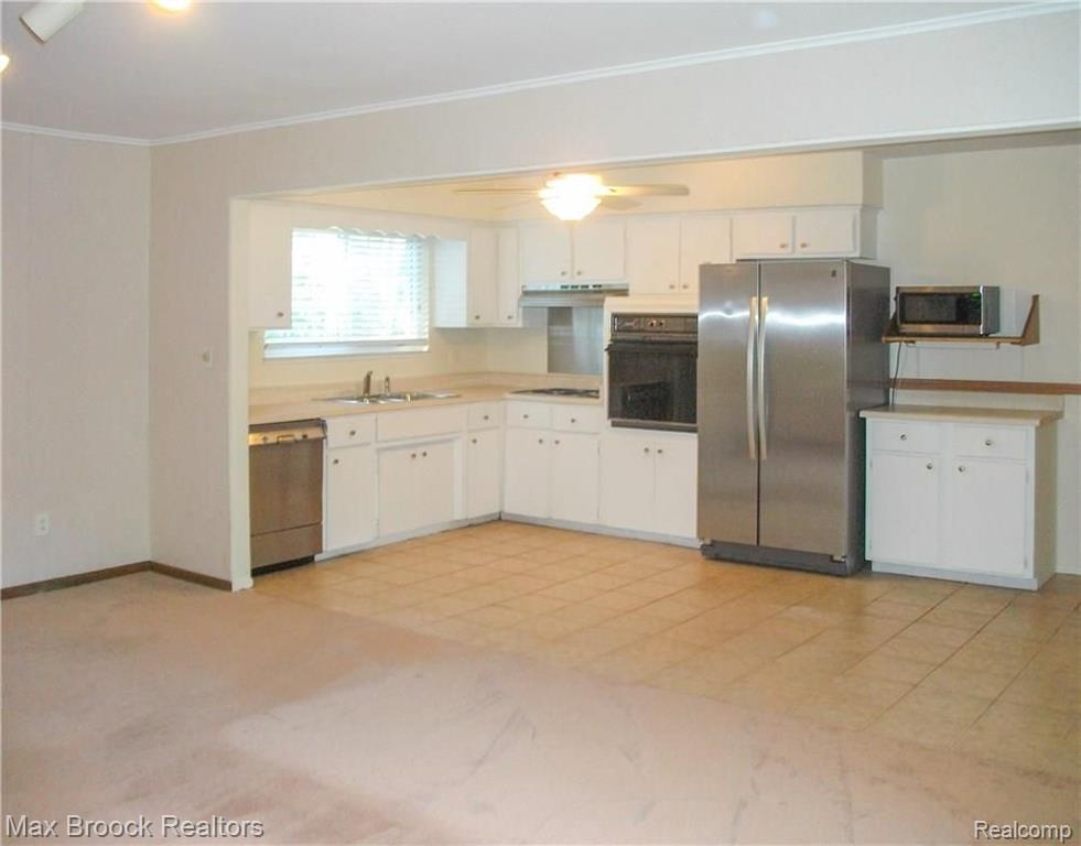 1730 Inverness Street Keego Harbor, MI 48320 - Photo 4 of 19