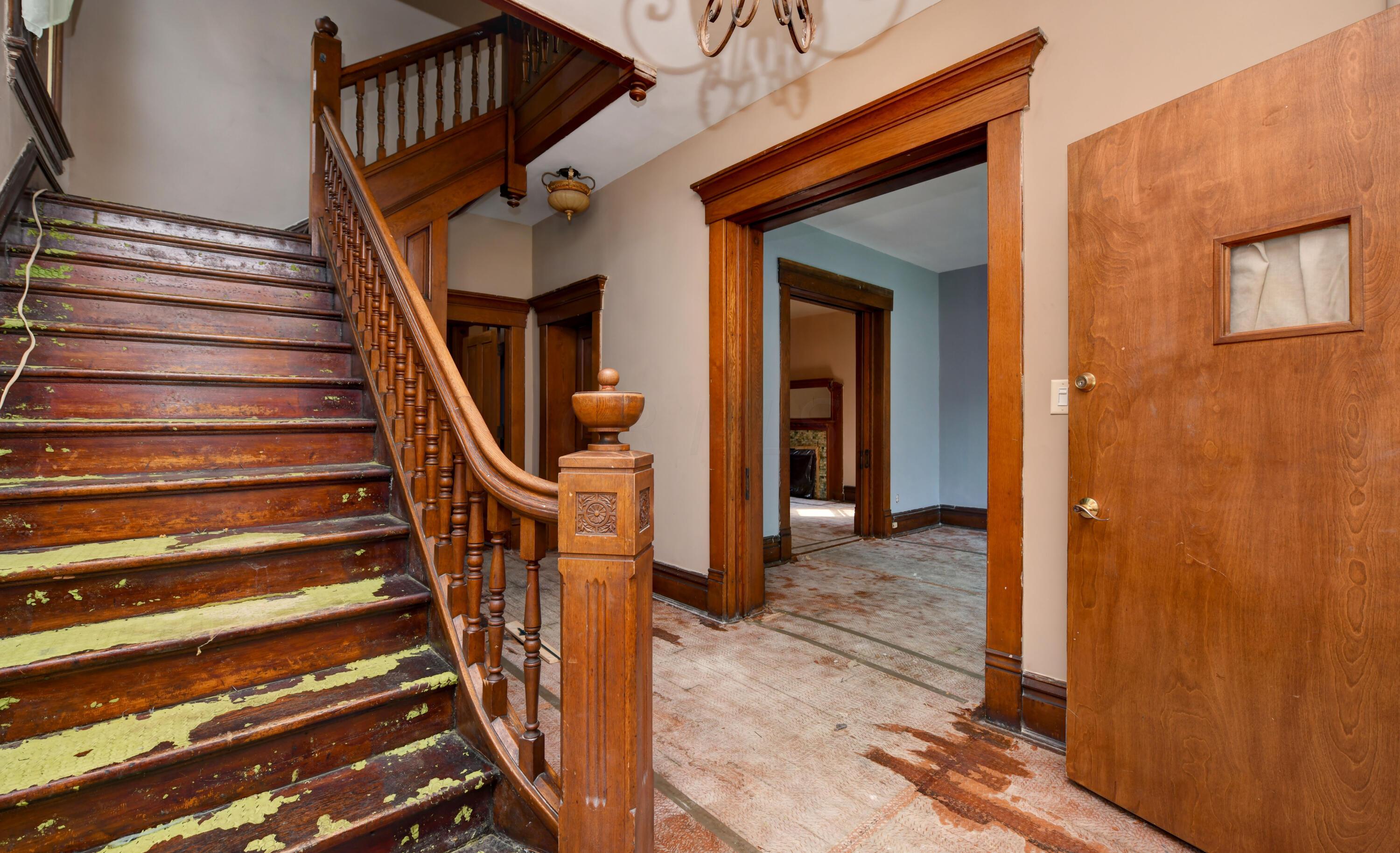 1032 Bryden Road Columbus, OH 43205 - Photo 4 of 26 Foyer (2)