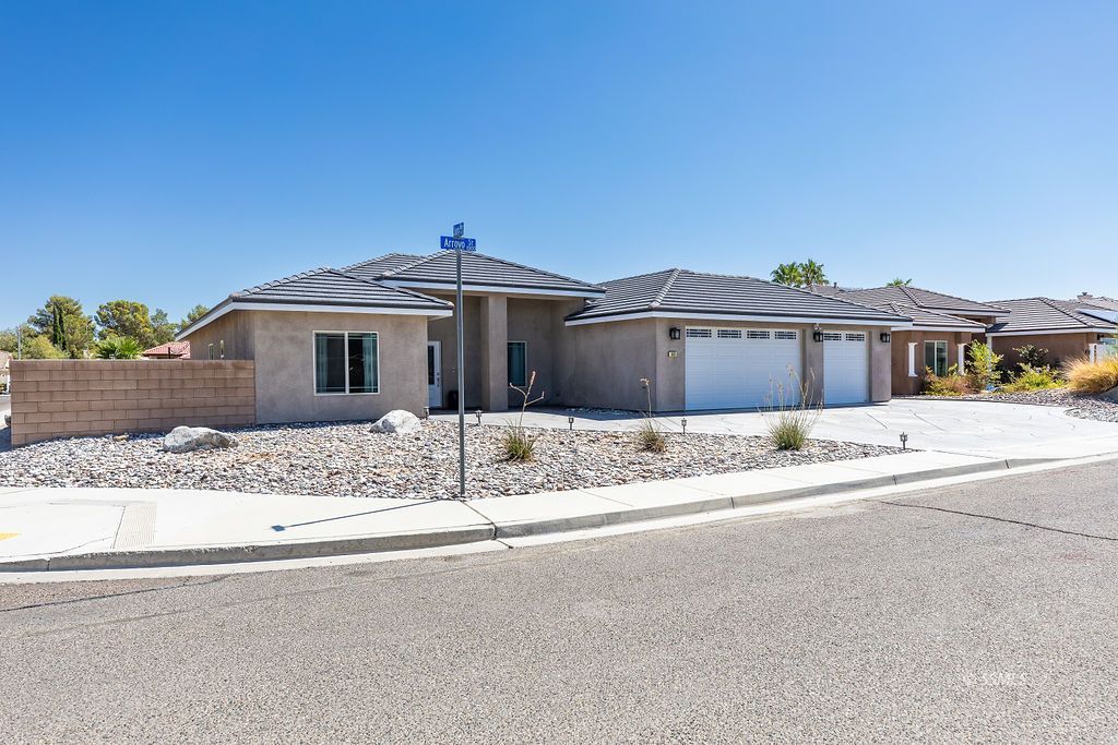 1030 Arroyo Street Ridgecrest, CA 93555 - Photo 4 of 49 a front view of a house with a outdoor space