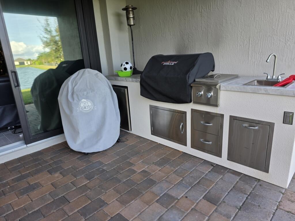 527 Southeast Vallarta Dr Port Port St. Lucie, FL 34984 - Photo 28 of 59 29-Lanai Outdoor Kitchen