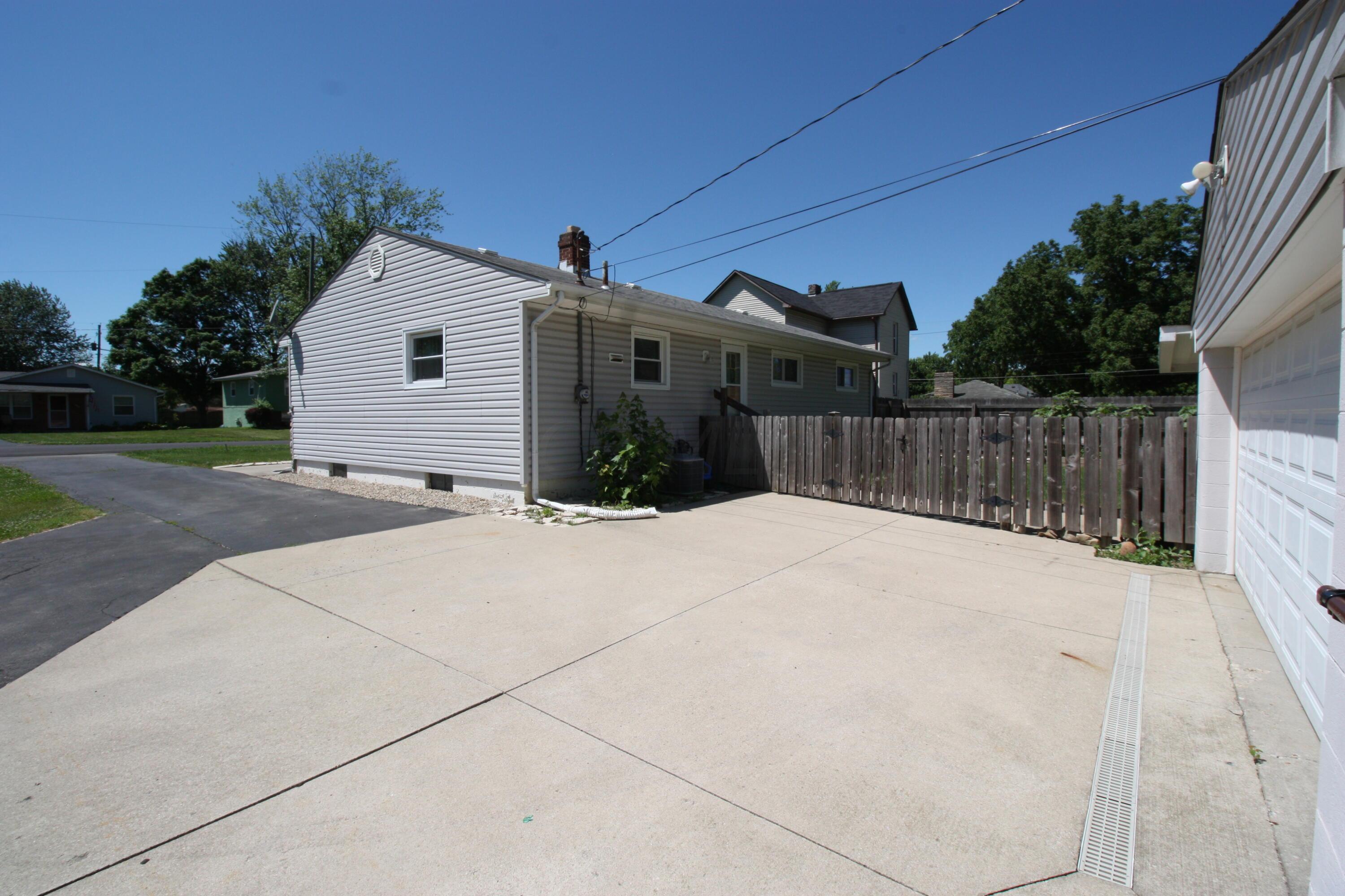 356 Smith Road Columbus, OH 43228 - Photo 8 of 9 Gallery Image 8