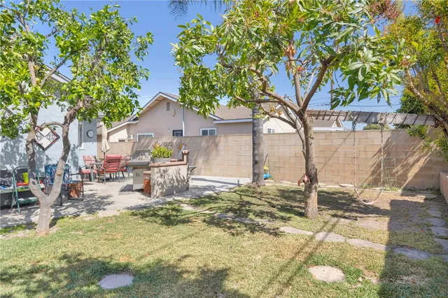 a view of backyard of the house