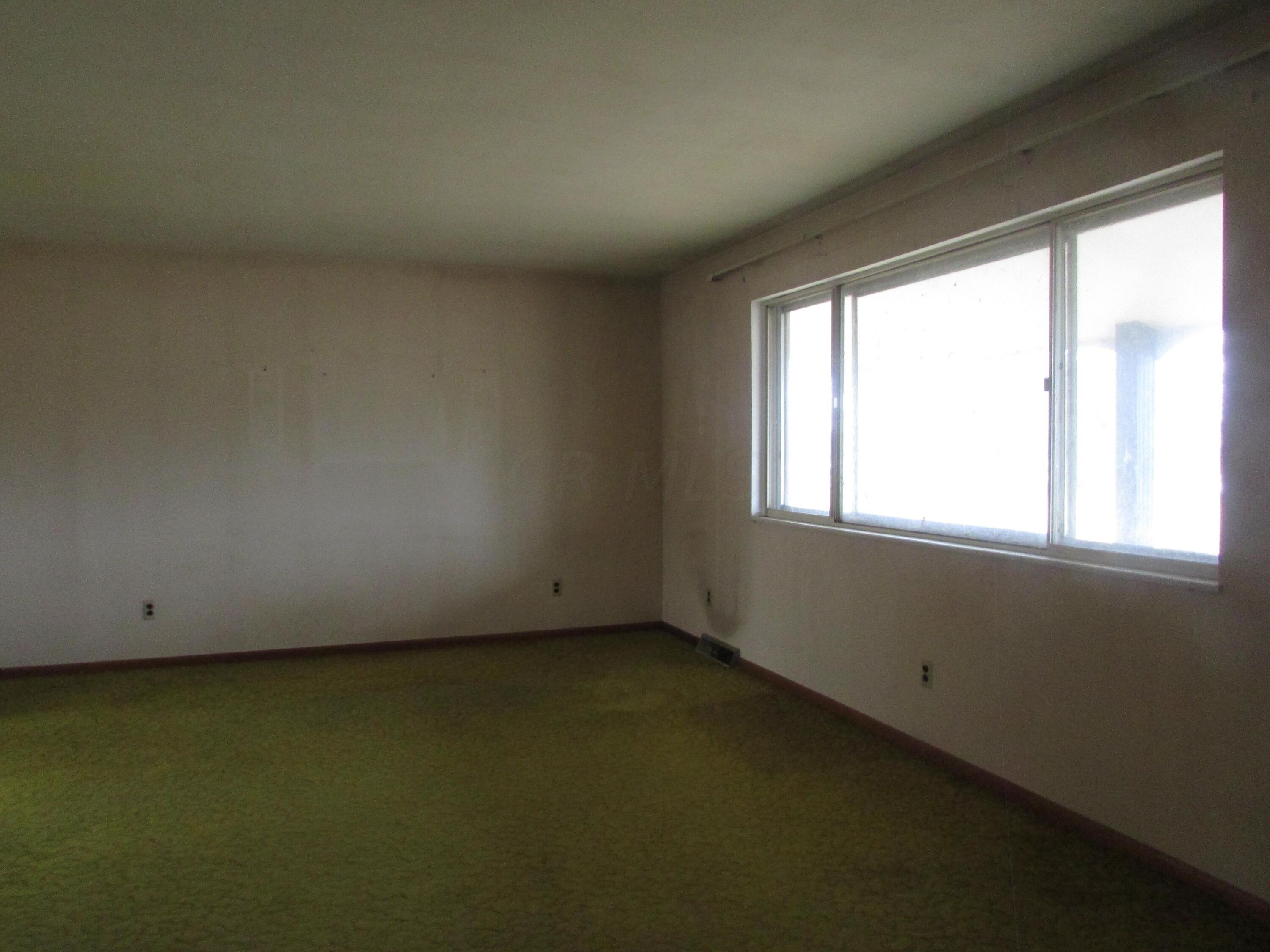 5198 Liberty Road Delaware, OH 43015 - Photo 2 of 13 Liberty Rd Living Room