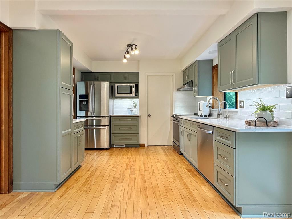 306 Michelson Road Rochester Hills, MI 48307 - Photo 5 of 32