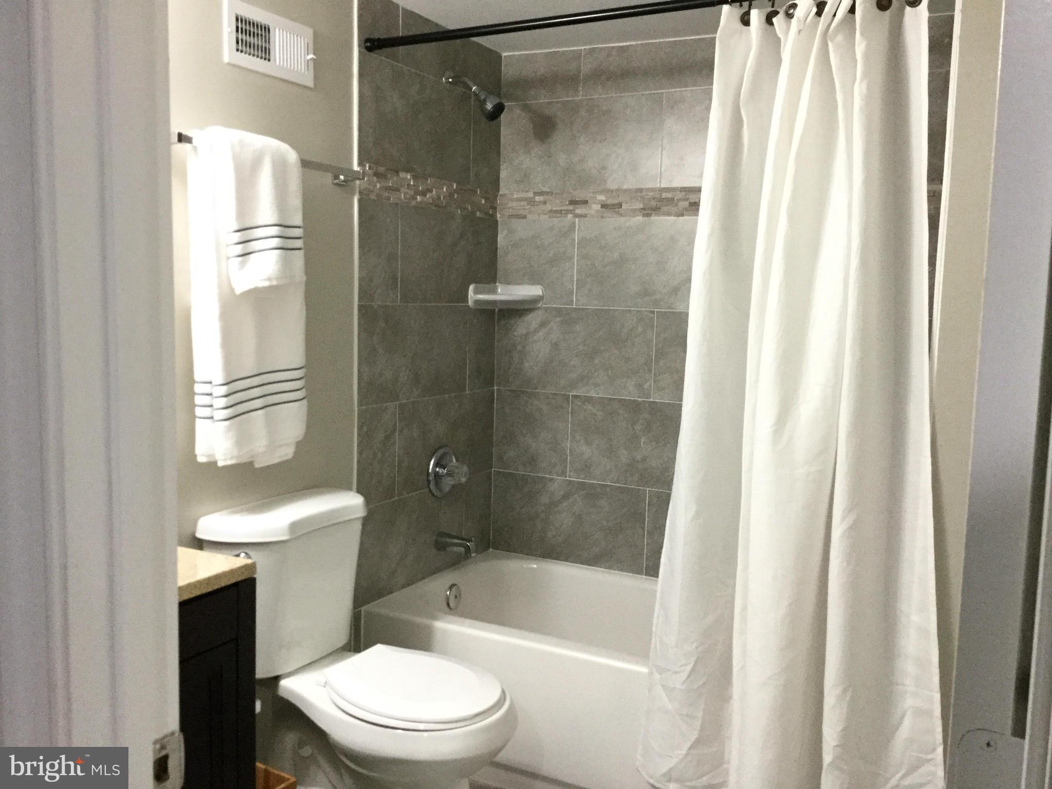4433 Roundhill Road Alexandria, VA 22310 - Photo 9 of 14 Bath