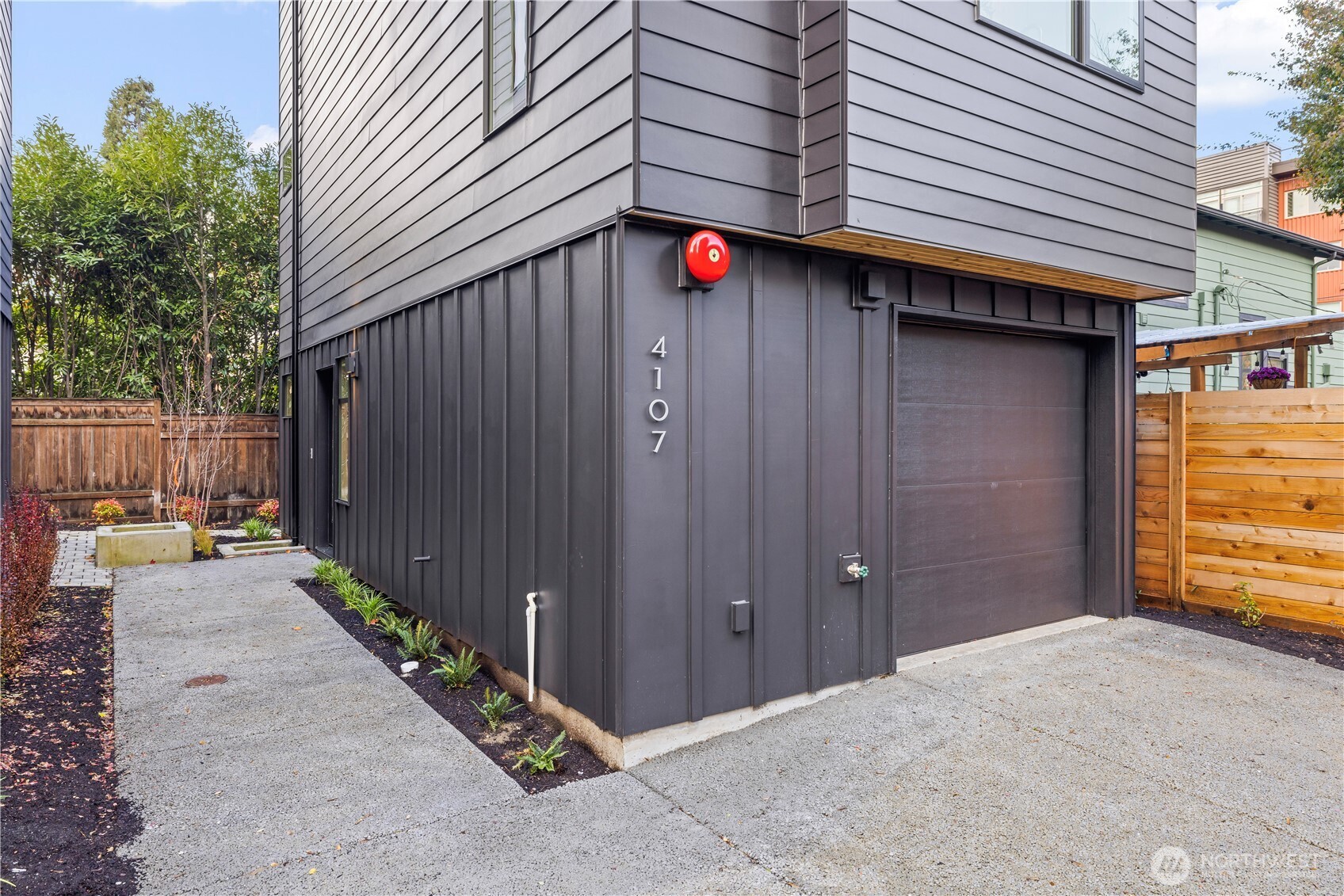 4107 25th Avenue Southwest Seattle, WA 98106 - Photo 3 of 36